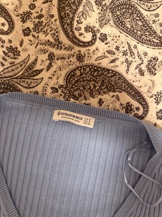 Jersey canalé cuello pico azul Stradivarius T. S