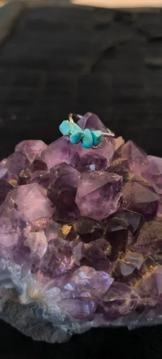 Anillo artesanal con turquesas
