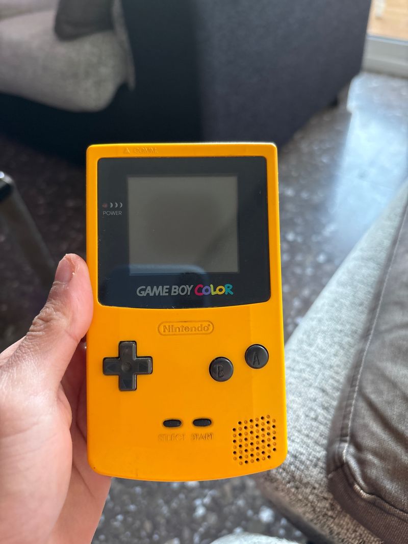 Game Boy Color Amarilla + Pokémon Rojo