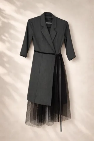 Vestido elegante gris con detalles negros