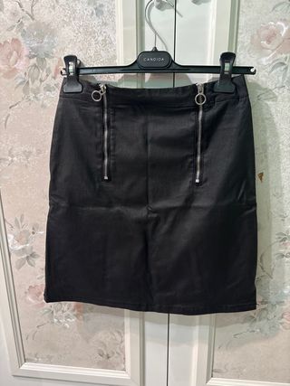 Gonna in pelle nera con zip