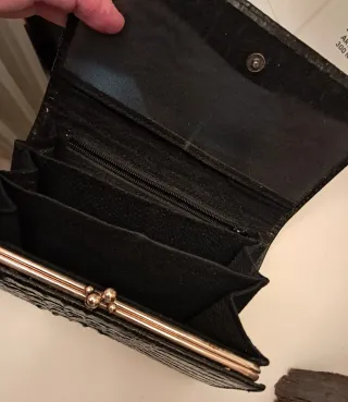 Monedero negro piel tipo cocodrilo