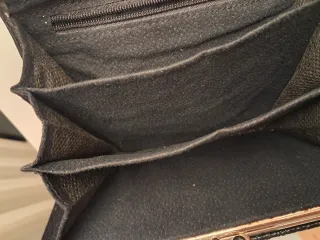 Monedero negro piel tipo cocodrilo