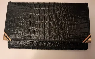 Monedero negro piel tipo cocodrilo