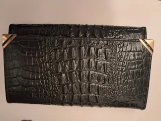 Monedero negro piel tipo cocodrilo