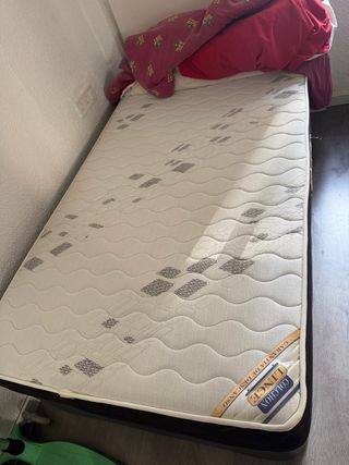 Mesita de noche, canapé y colchon