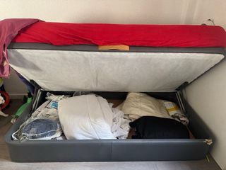 Mesita de noche, canapé y colchon