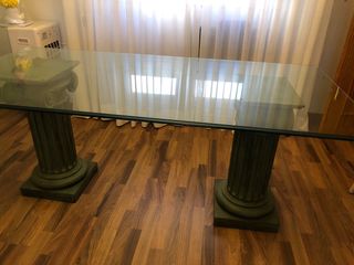 Mesa cristal columnas forja verde