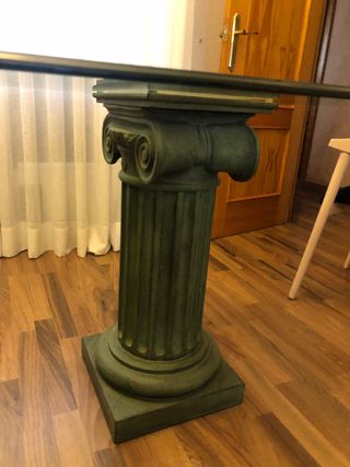 Mesa cristal columnas forja verde