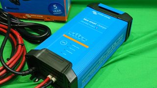 Cargador Baterías Victron Blue Smart IP22 24V