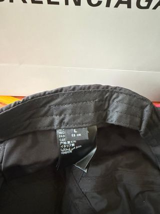 Gorra Balenciaga Rayas Negra Roja Blanca