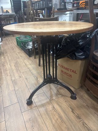 Mesa redonda pie hierro y madera