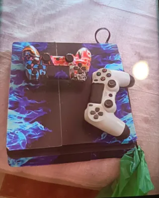 PS4 (PlayStation 4) con mando personalizado