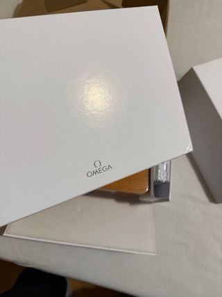 Caja de reloj Omega madera barnizada