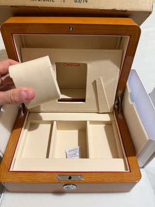 Caja de reloj Omega madera barnizada