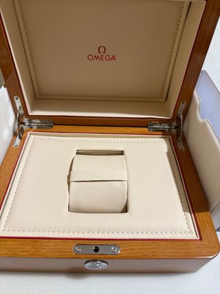 Caja de reloj Omega madera barnizada
