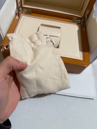 Caja de reloj Omega madera barnizada