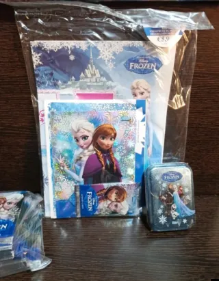 25 sobres cromos Frozen Disney + archivador + lata