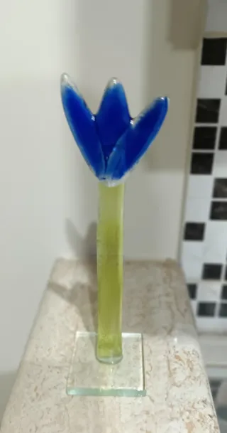 Scultura fiore blu in vetro di Maciej Habrat