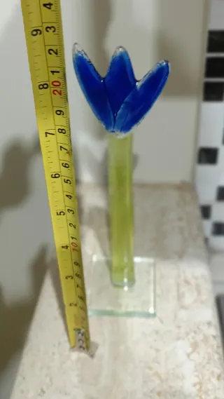 Scultura fiore blu in vetro di Maciej Habrat