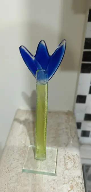 Scultura fiore blu in vetro di Maciej Habrat