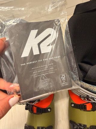 Botas de esquí y esquís nuevos