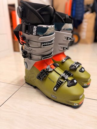 Botas de esquí y esquís nuevos