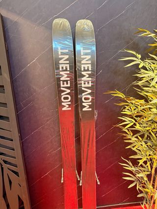 Botas de esquí y esquís nuevos