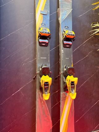 Botas de esquí y esquís nuevos