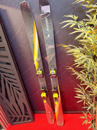 Botas de esquí y esquís nuevos