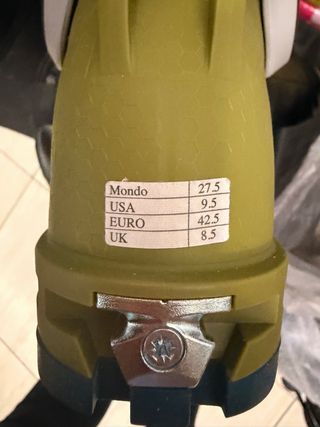 Botas de esquí y esquís nuevos