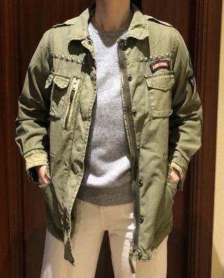 Chaqueta militar verde con tachuelas