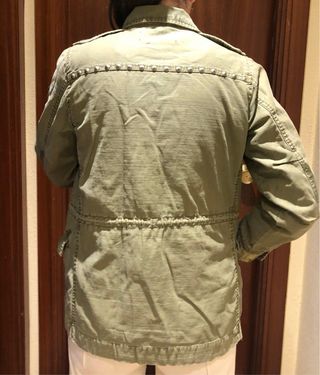 Chaqueta militar verde con tachuelas