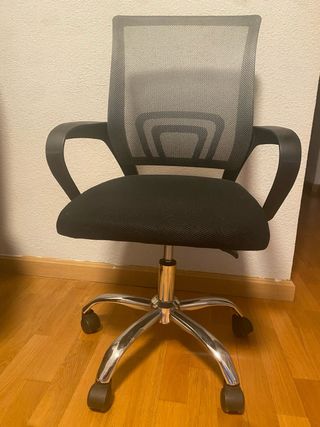 Silla de escritorio negra con base cromada