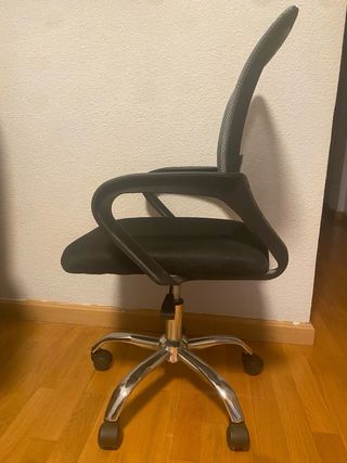 Silla de escritorio negra con base cromada