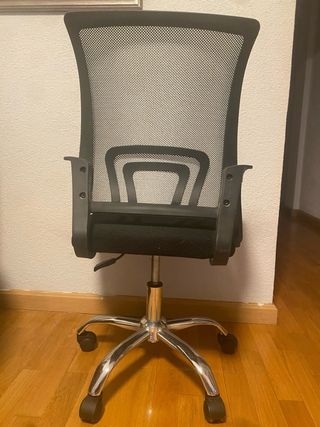 Silla de escritorio negra con base cromada