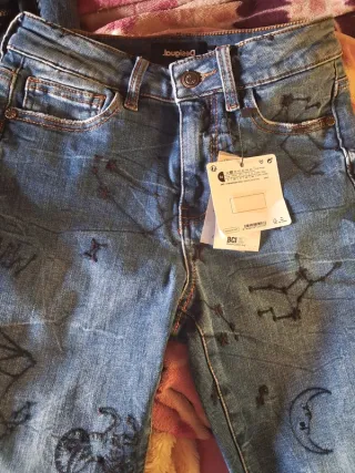 Pantalones Desigual con etiquetas