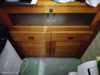 Aparador de madera y cristal