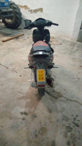 Aprilia Sonic 50 Scooter Negra/Roja