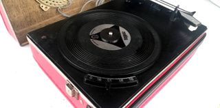 Tocadiscos Teppaz Rojo aguja moderna. Funcionando.