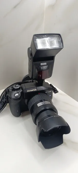 Olympus E-330 + Lentes + Flash Metz