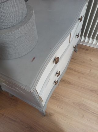 Cómoda vintage gris y blanca