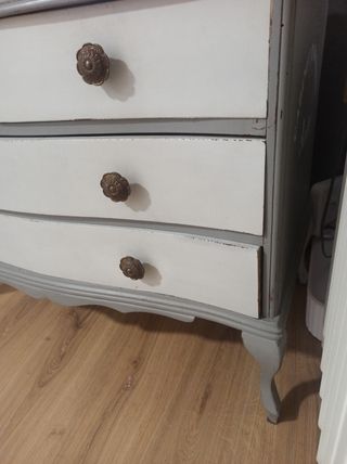Cómoda vintage gris y blanca