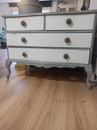 Cómoda vintage gris y blanca