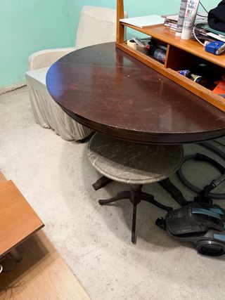 Alacena de madera con puertas de cristal