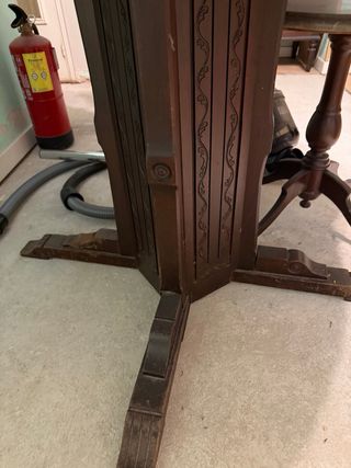 Alacena de madera con puertas de cristal