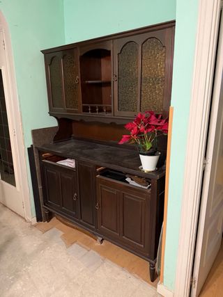 Alacena de madera con puertas de cristal