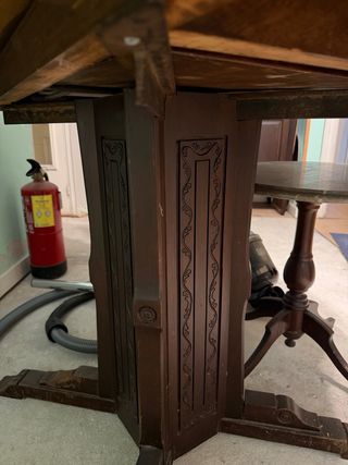 Alacena de madera con puertas de cristal