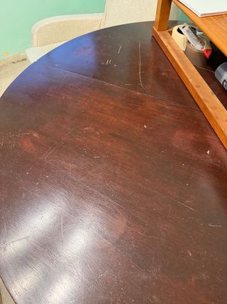 Alacena de madera con puertas de cristal