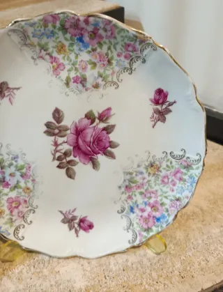 Piatto con decori floreali anni '70 in porcellana